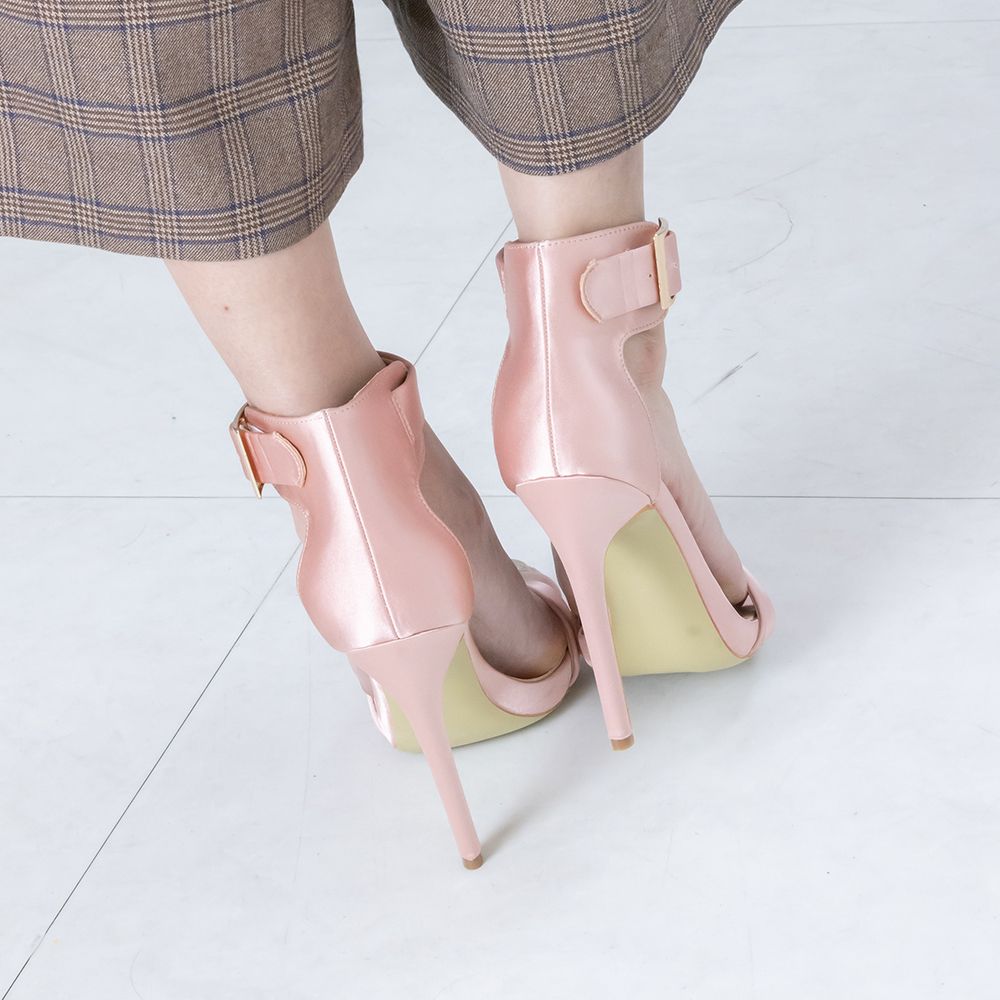 Glossy high heel