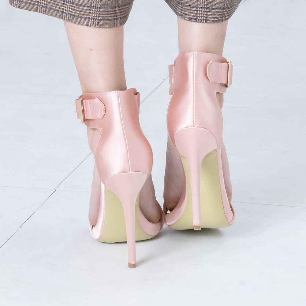 Glossy high heel