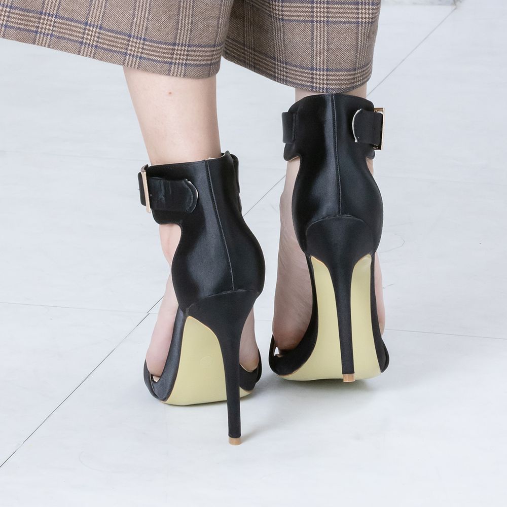 Glossy high heel