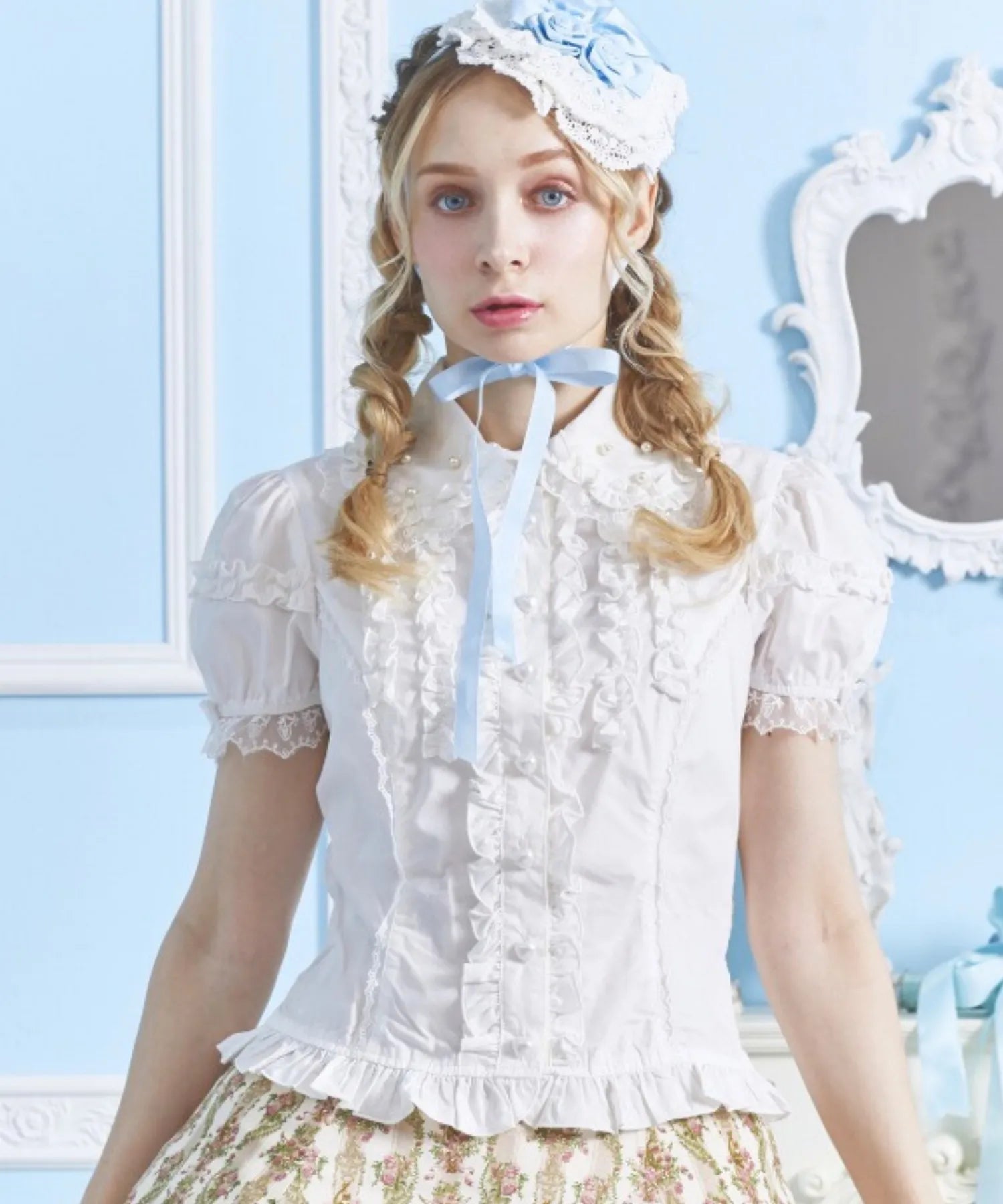 Frilled blouse with pearl
