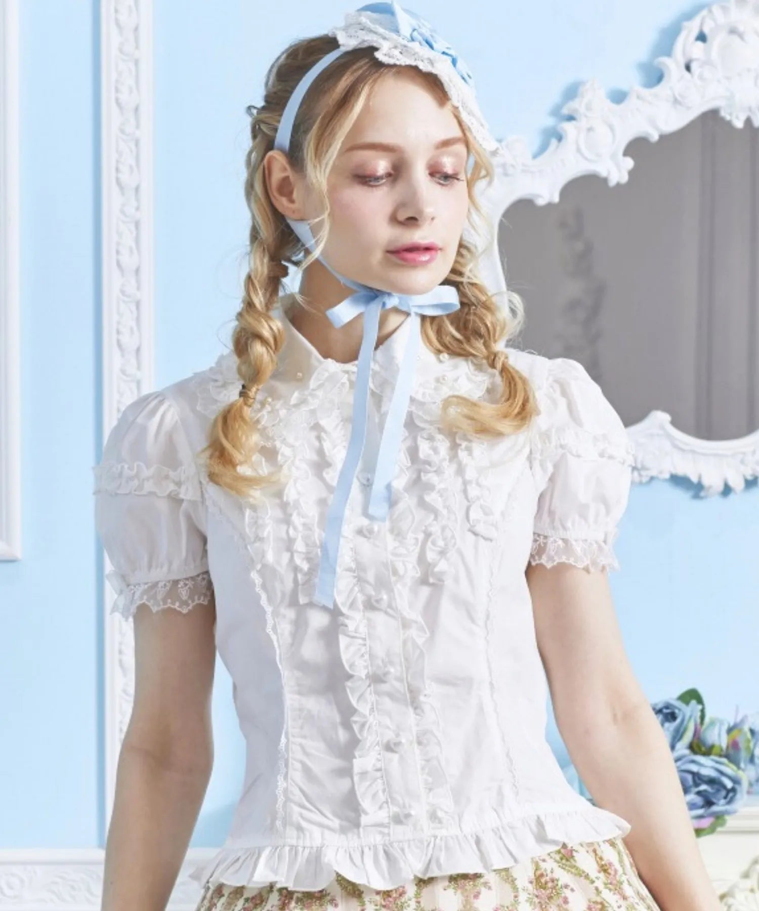 Frilled blouse with pearl