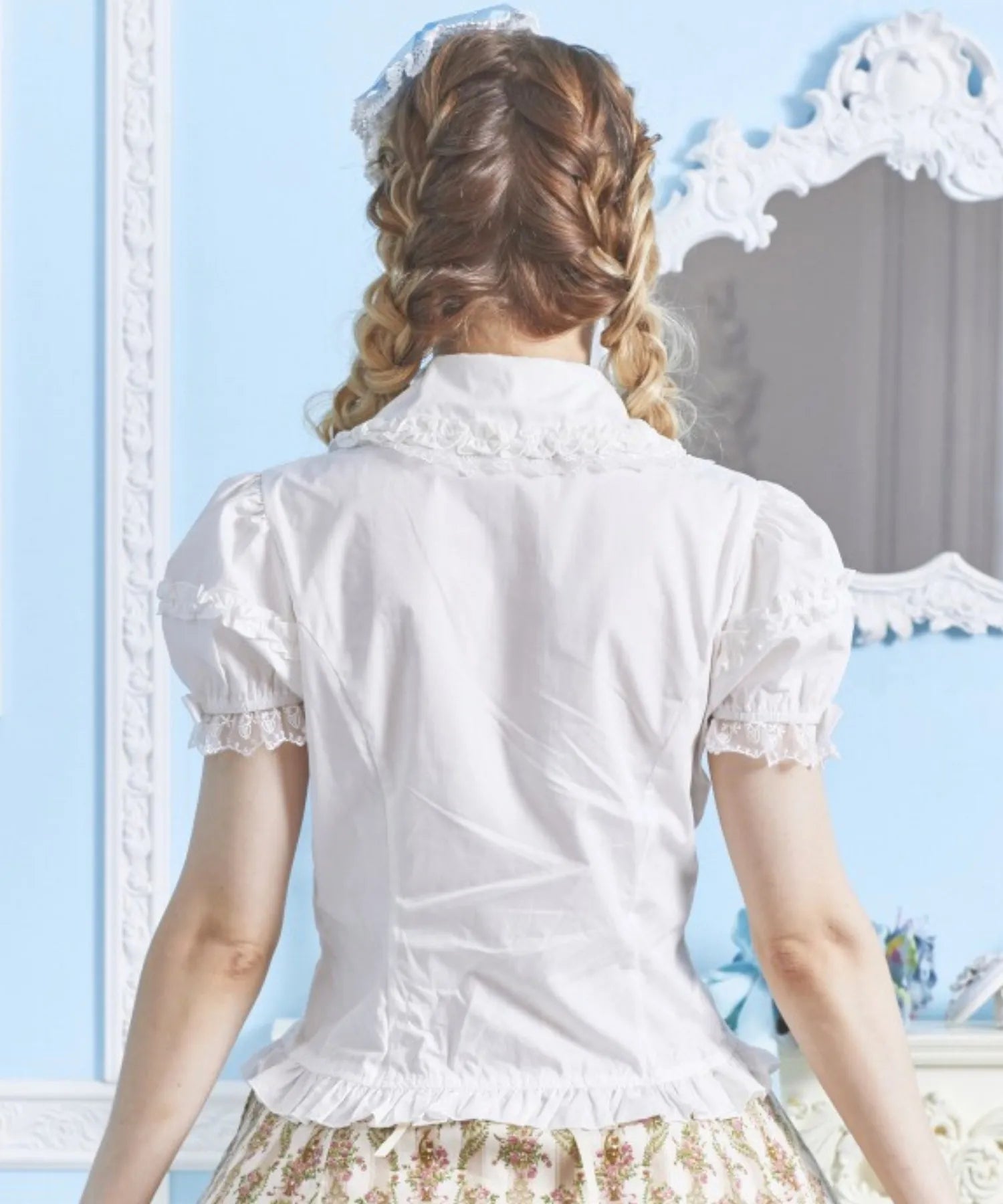 Frilled blouse with pearl