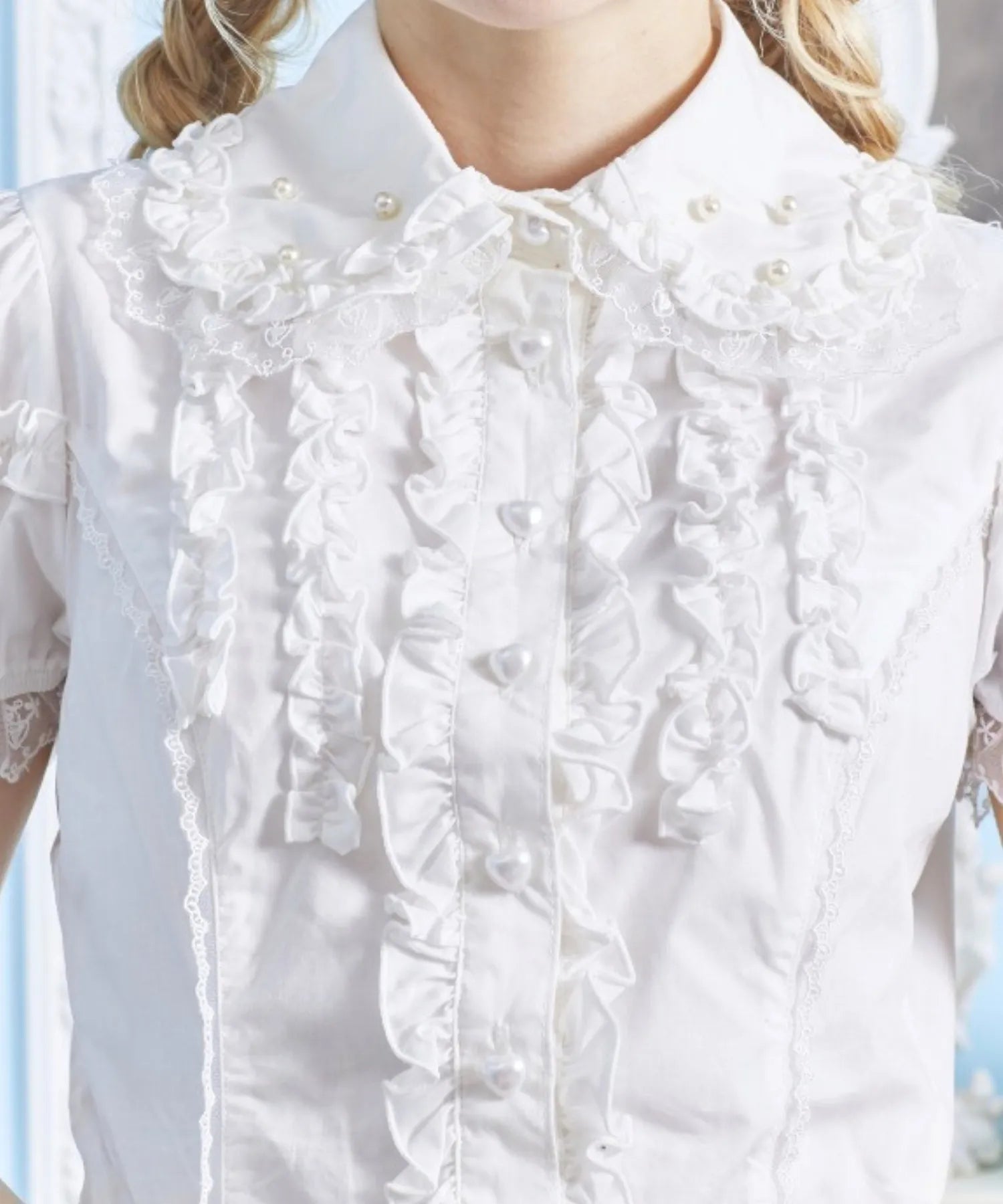 Frilled blouse with pearl