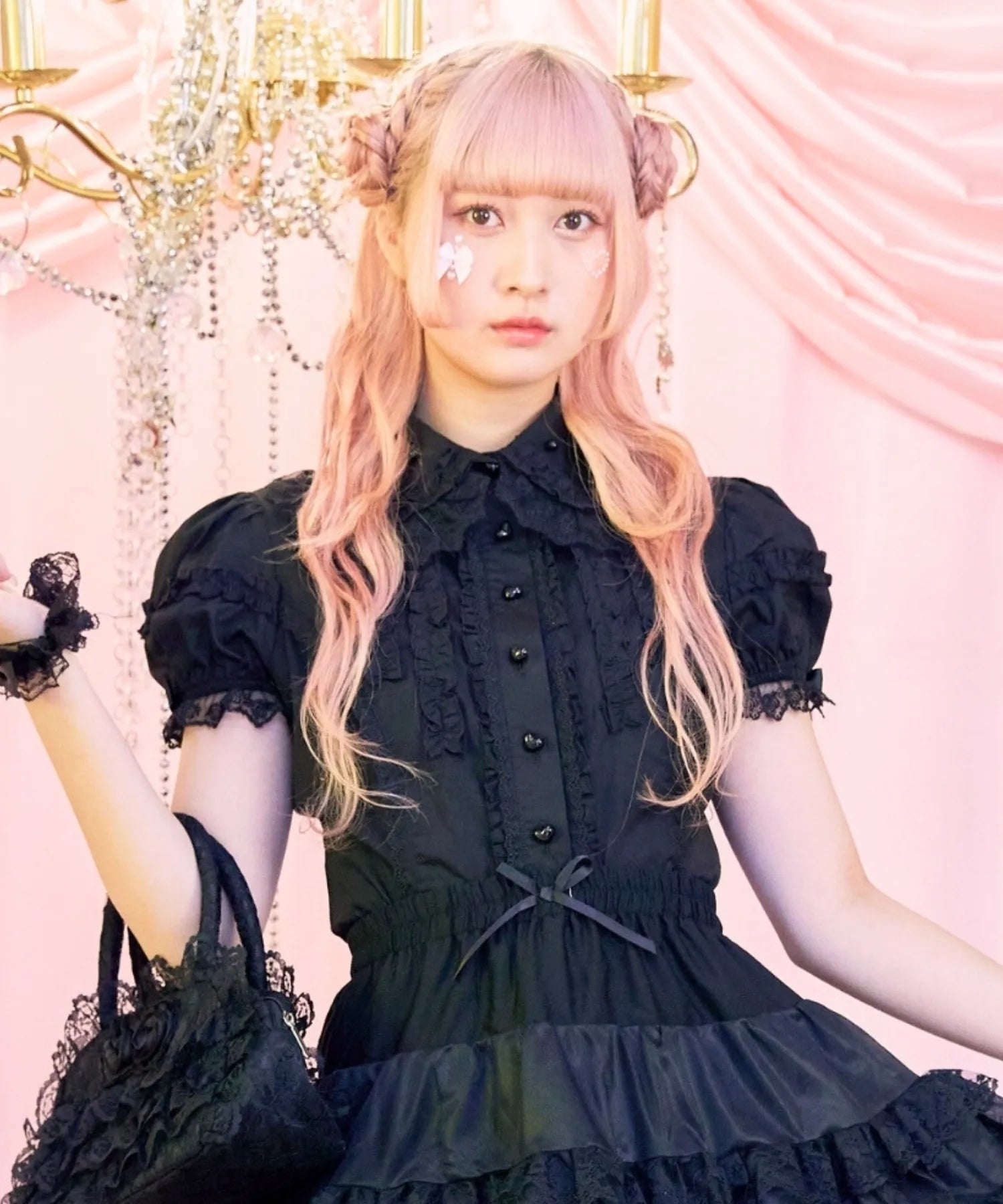 Frilled blouse with pearl
