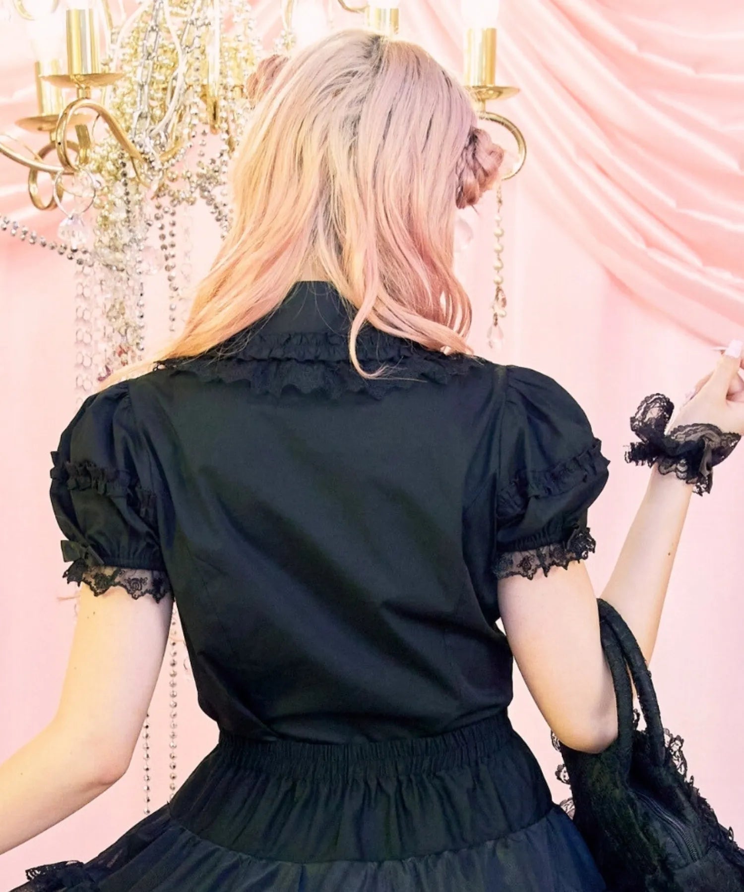 Frilled blouse with pearl