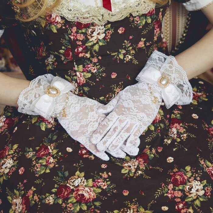 Total lace gloves with chain decoration