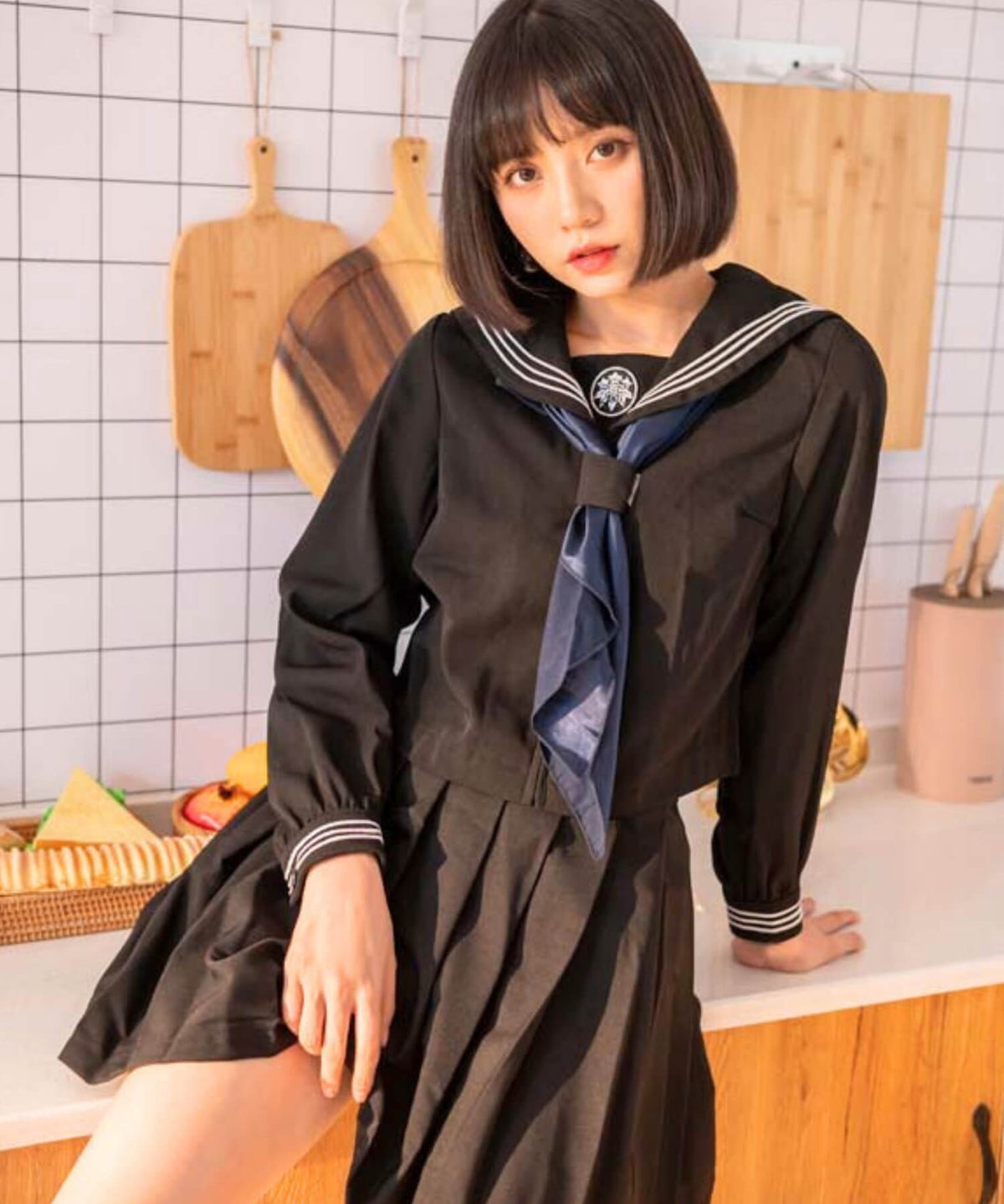 青スカーフつき刺繍入りブラックセーラー服 | BODYLINE & LunaBelle