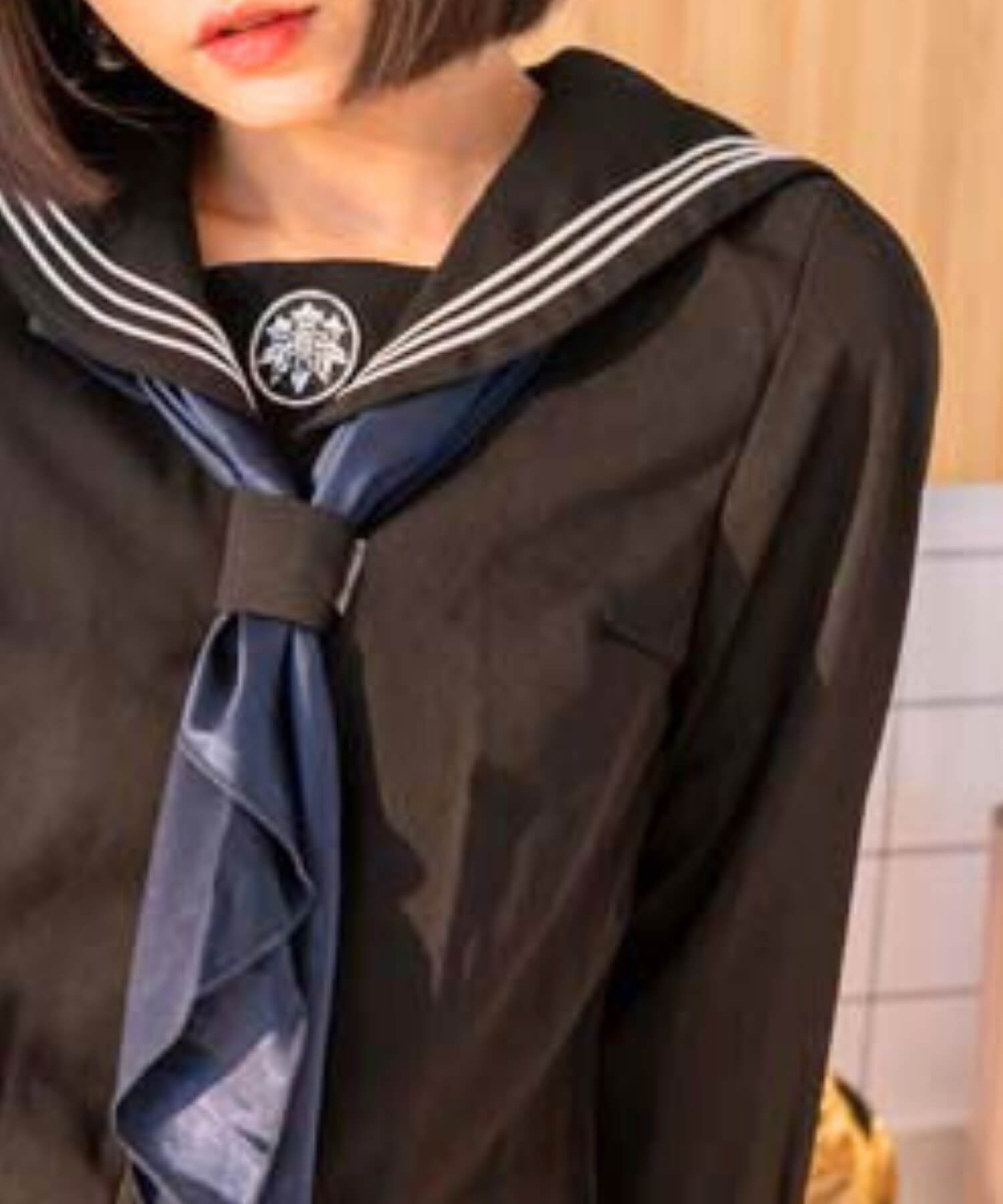 青スカーフつき刺繍入りブラックセーラー服