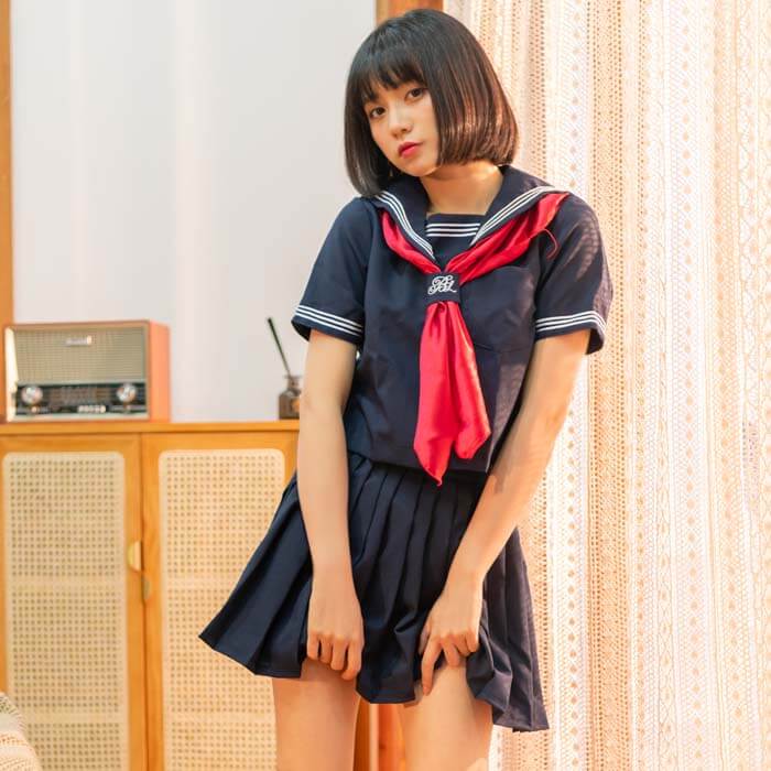 Navy blue short-sleeved sailor suit