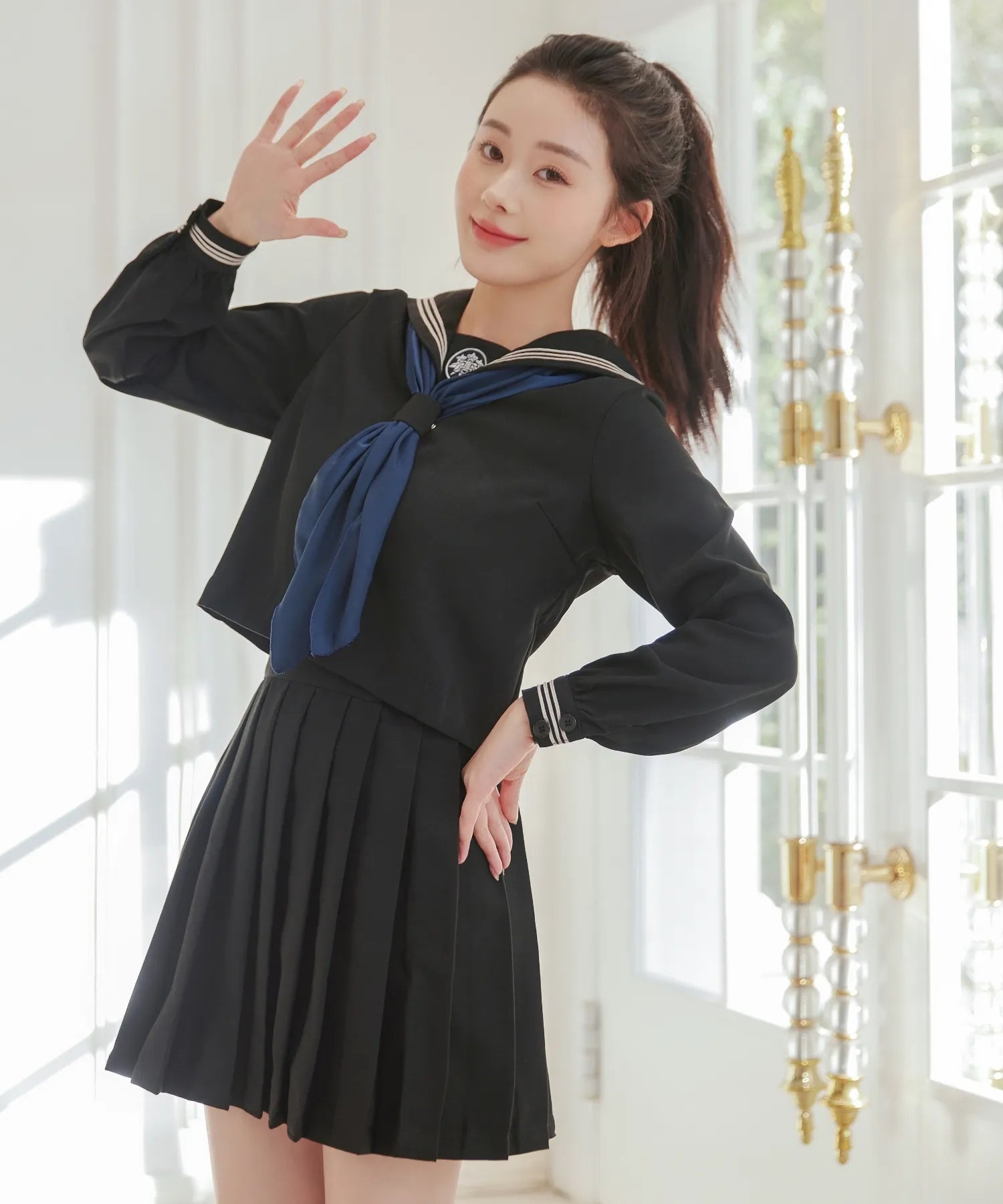 ブラック×紺スカーフの白ラインセーラー服