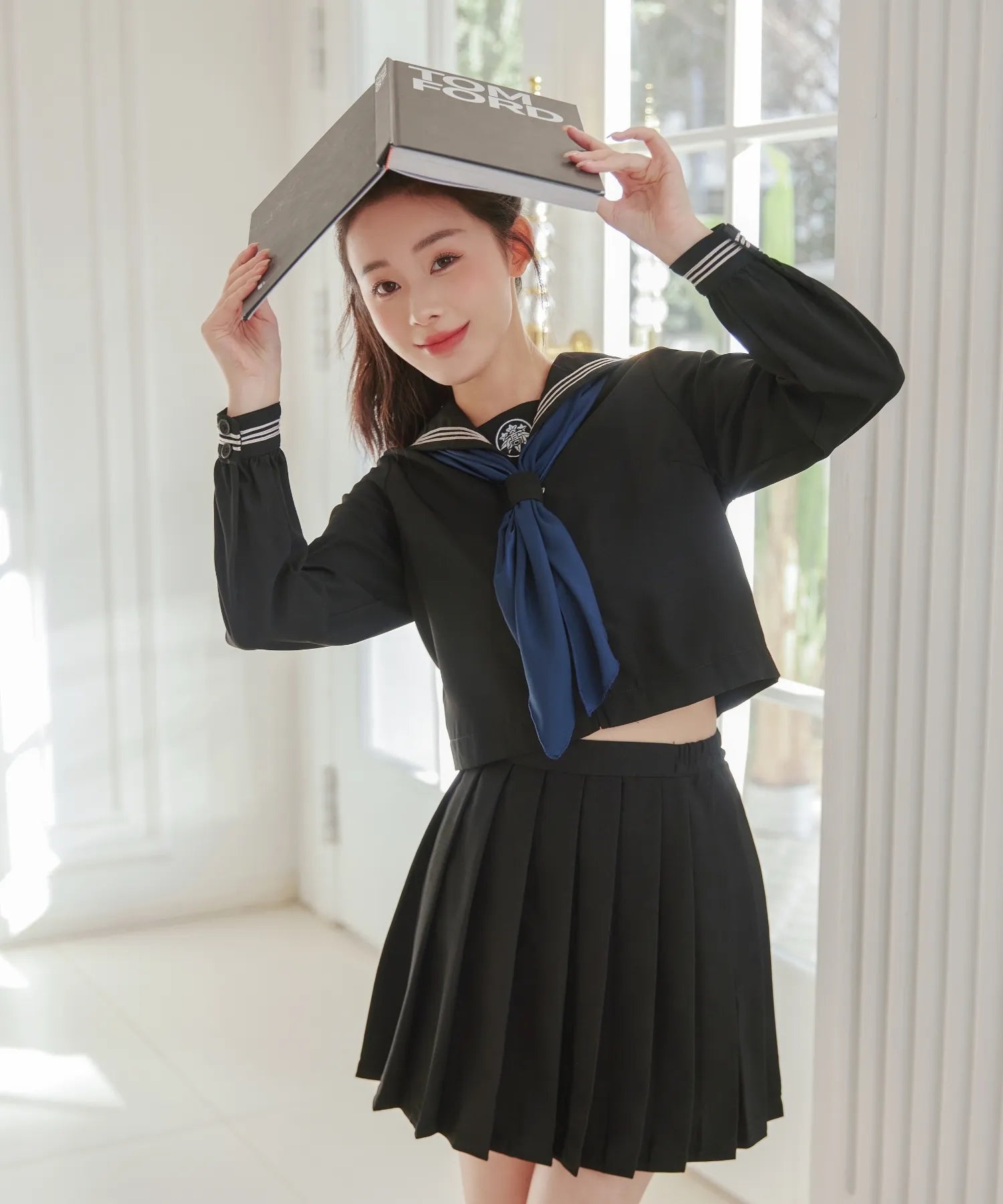 ブラック×紺スカーフの白ラインセーラー服