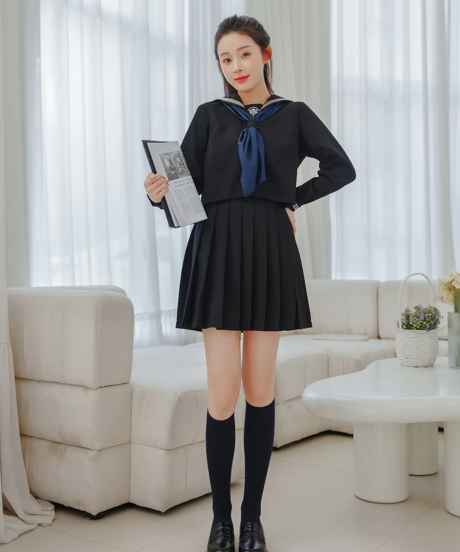 ブラック×紺スカーフの白ラインセーラー服