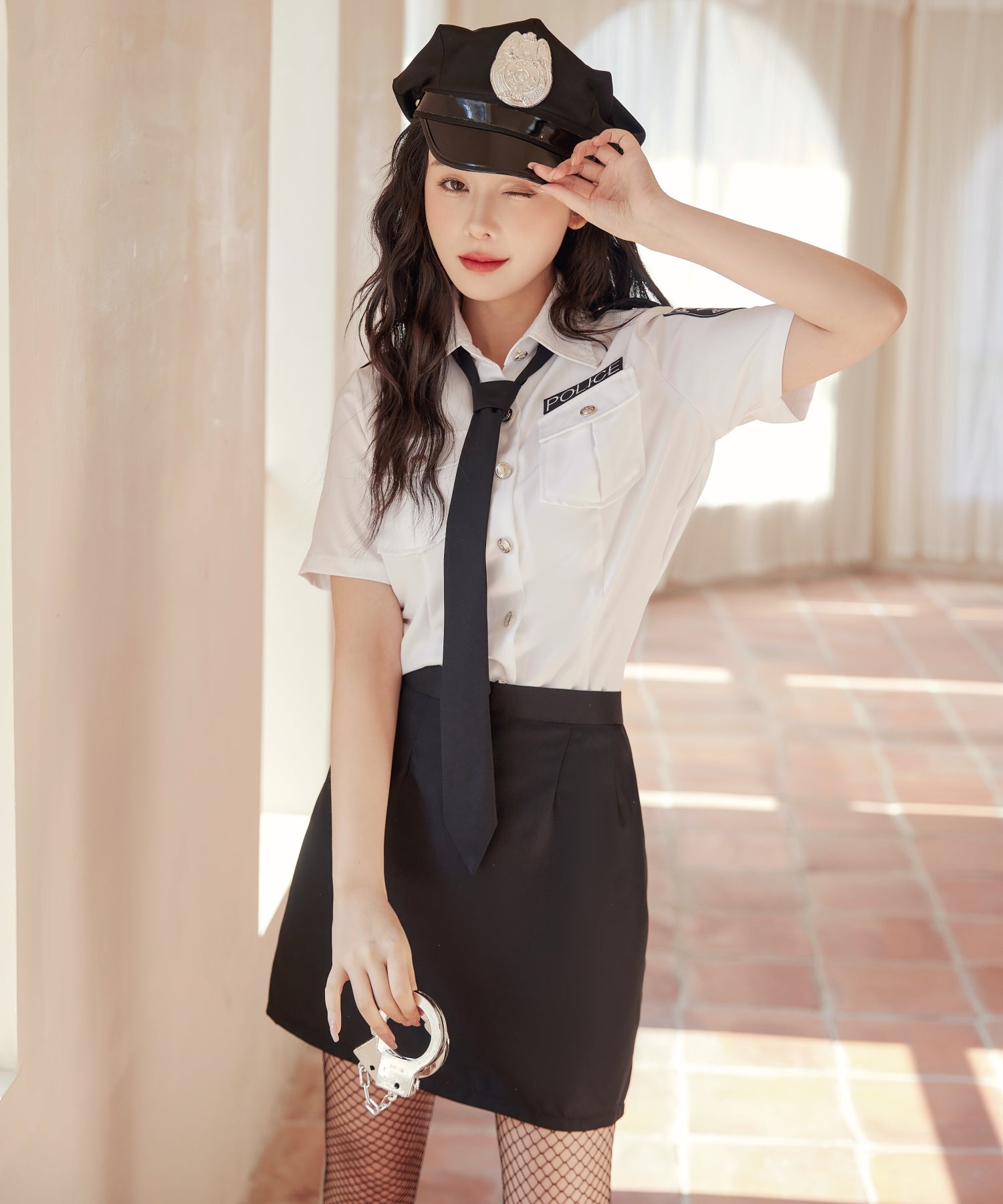白シャツ×ミニスカートのセクシーポリスコスチューム