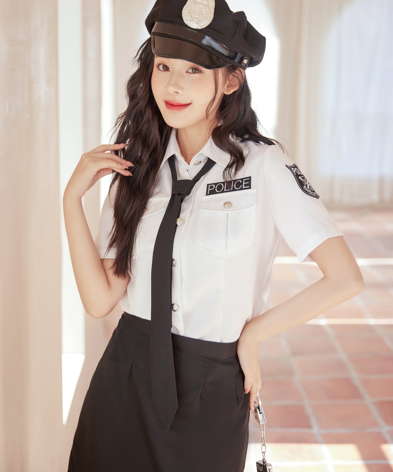 白シャツ×ミニスカートのセクシーポリスコスチューム