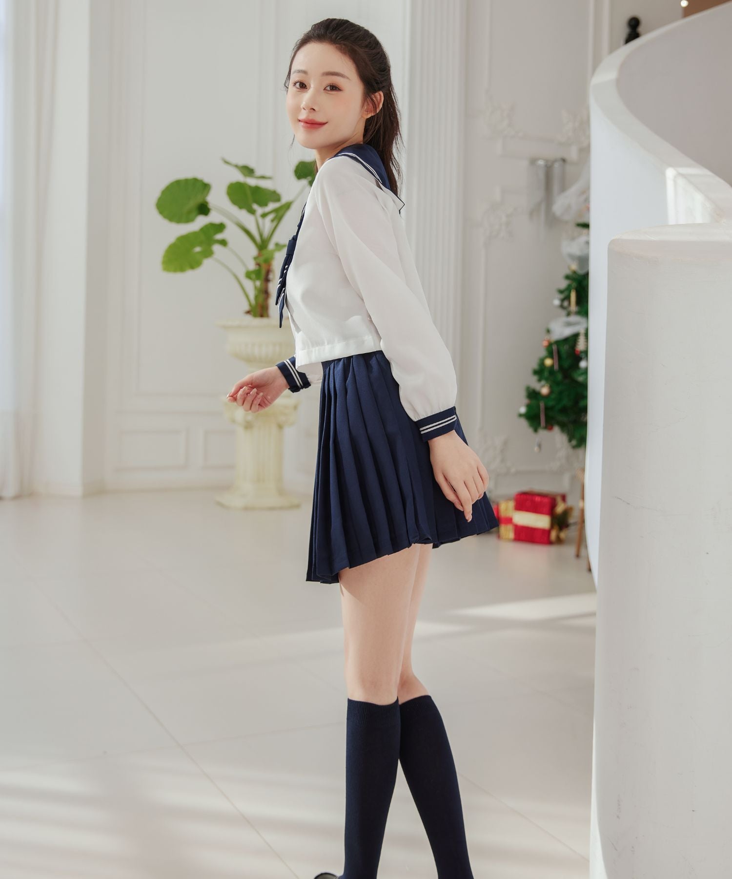 ホワイト×ネイビーのショートネクタイセーラー服