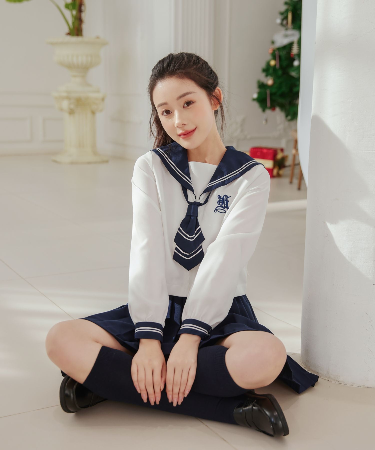 ホワイト×ネイビーのショートネクタイセーラー服