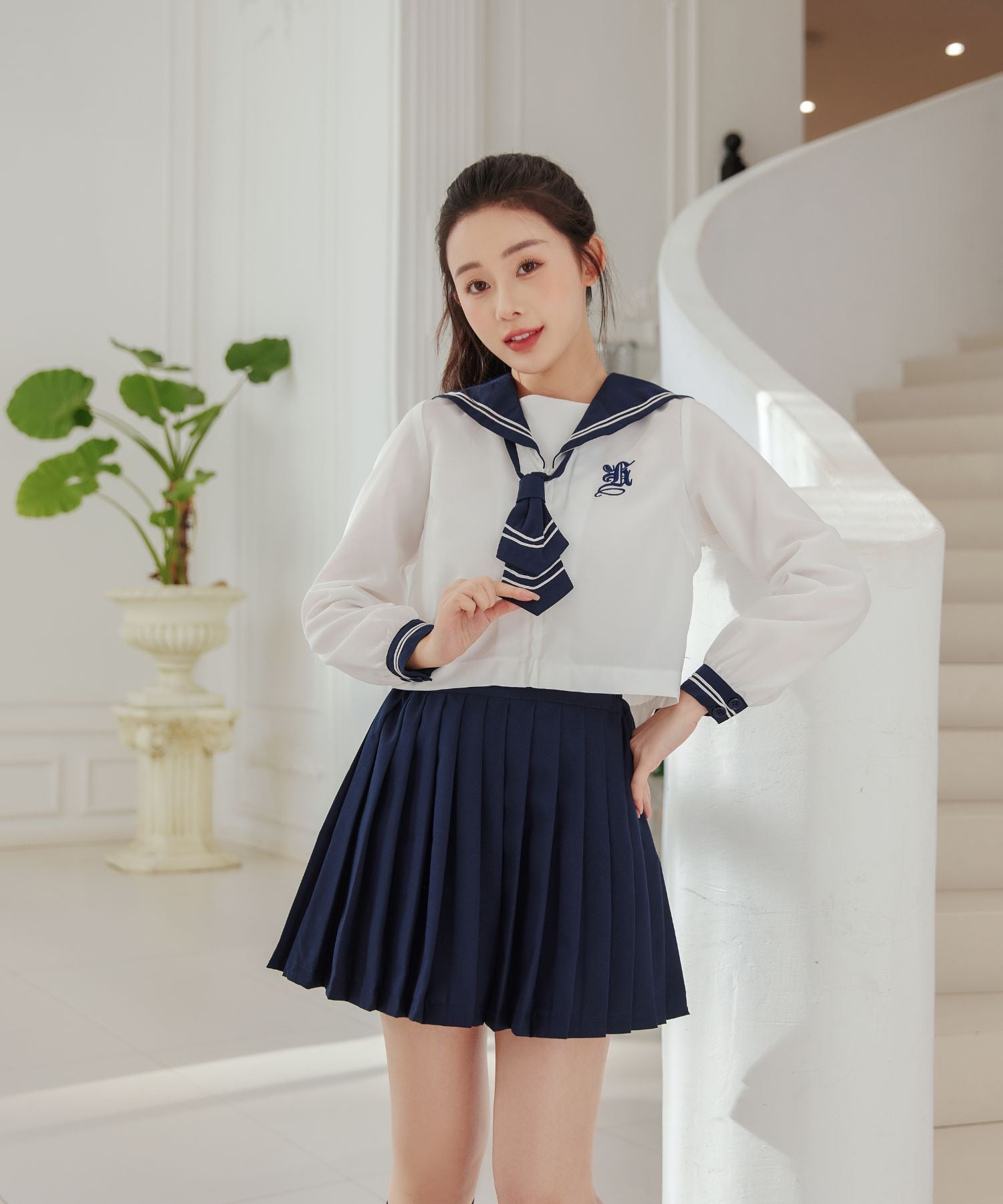 ホワイト×ネイビーのショートネクタイセーラー服