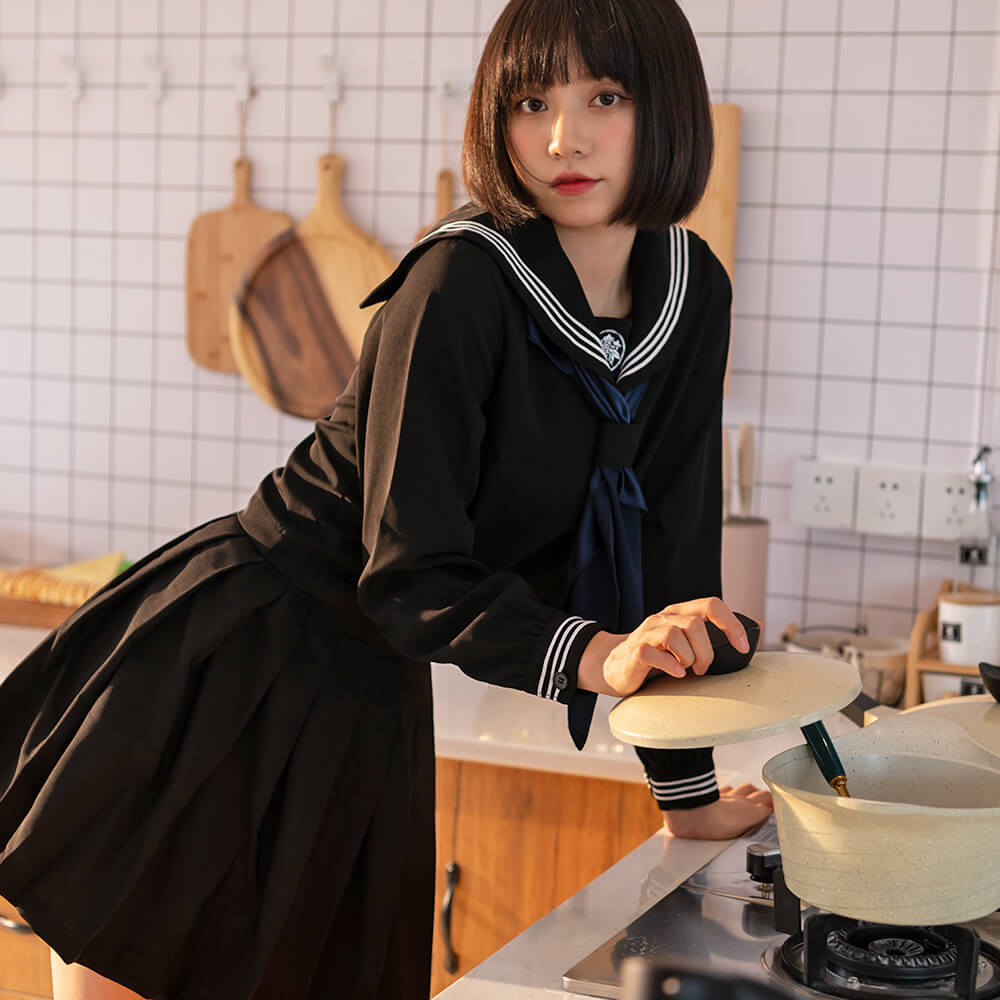 青スカーフつき刺繍入りブラックセーラー服