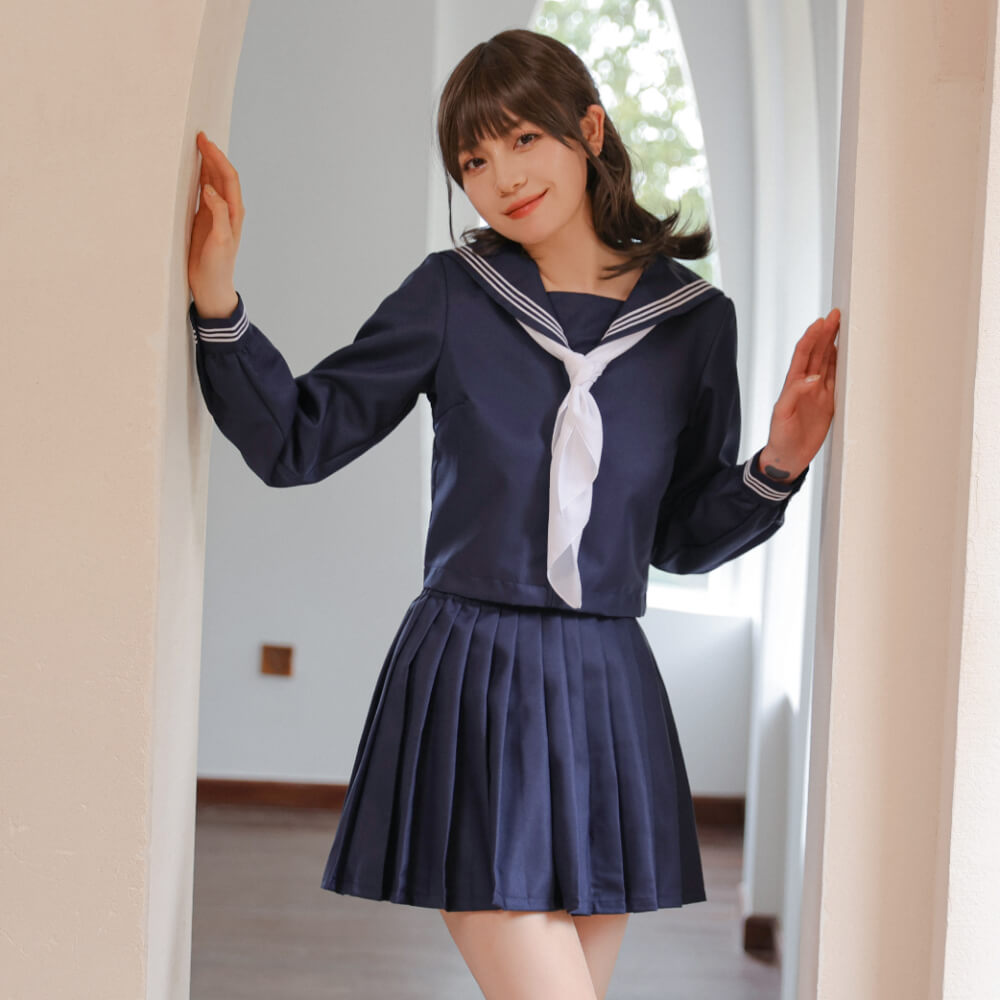 紺ベース×純白スカーフの長袖セーラー服