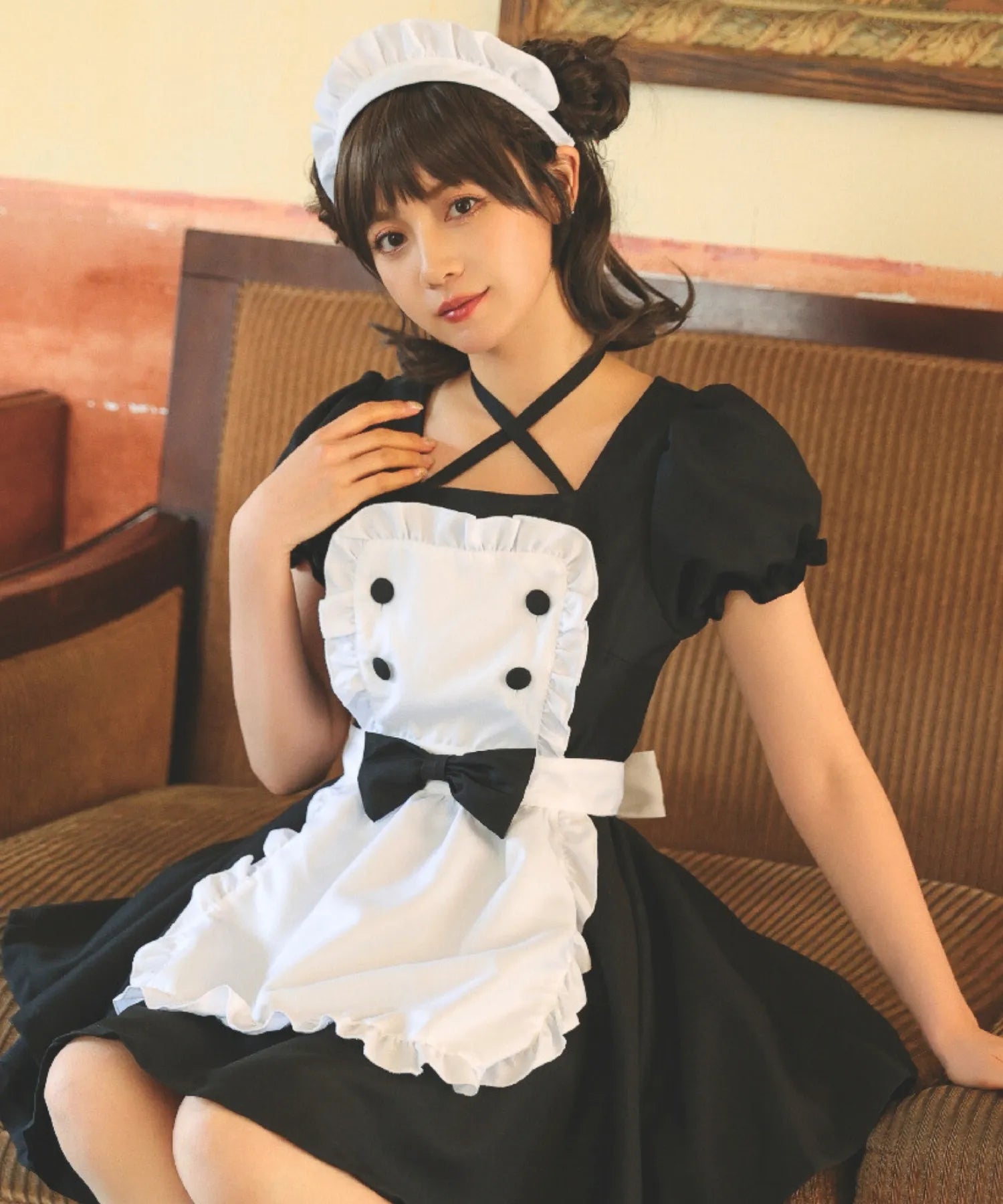 ブラック×ホワイト胸元クロスのメイドコスチューム