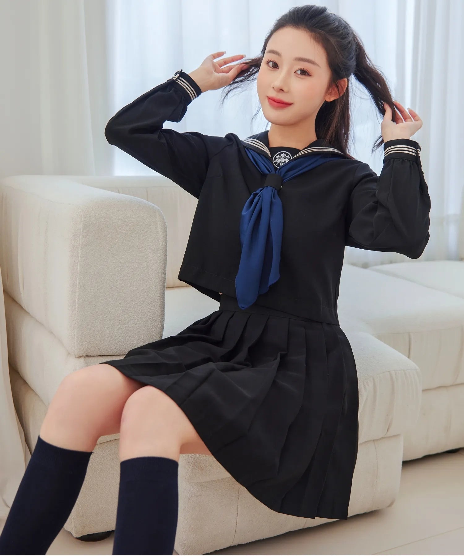 ブラック×紺スカーフの白ラインセーラー服