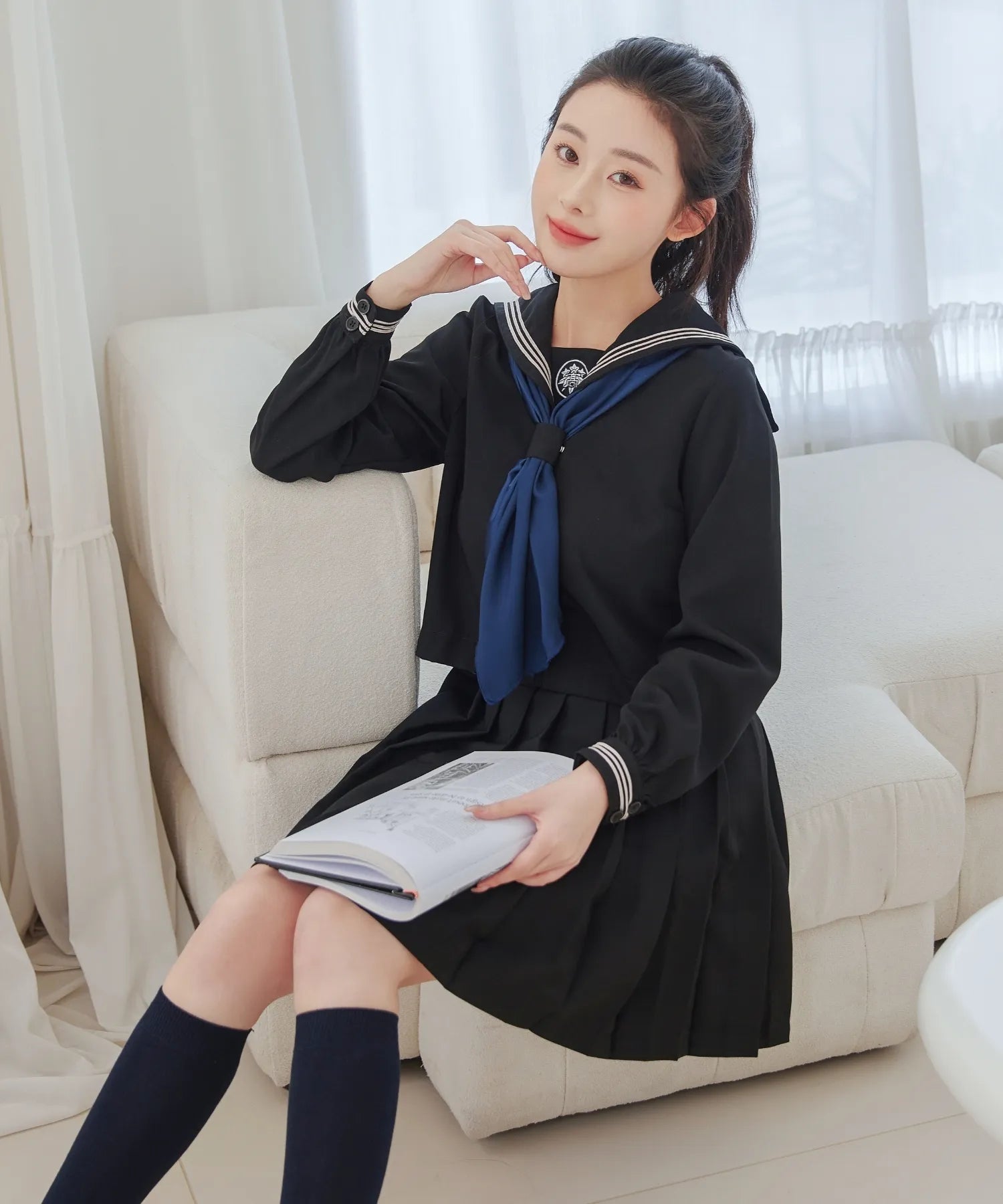 ブラック×紺スカーフの白ラインセーラー服