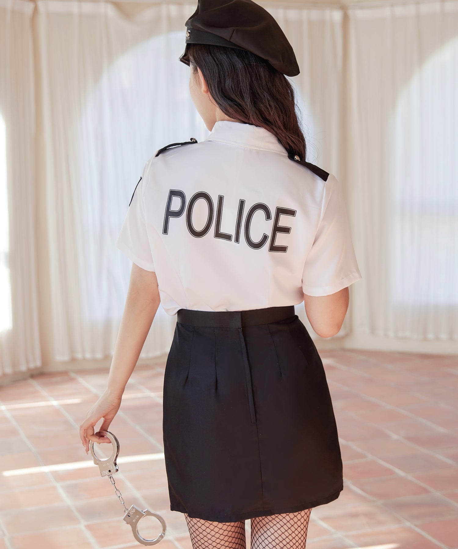 白シャツ×ミニスカートのセクシーポリスコスチューム