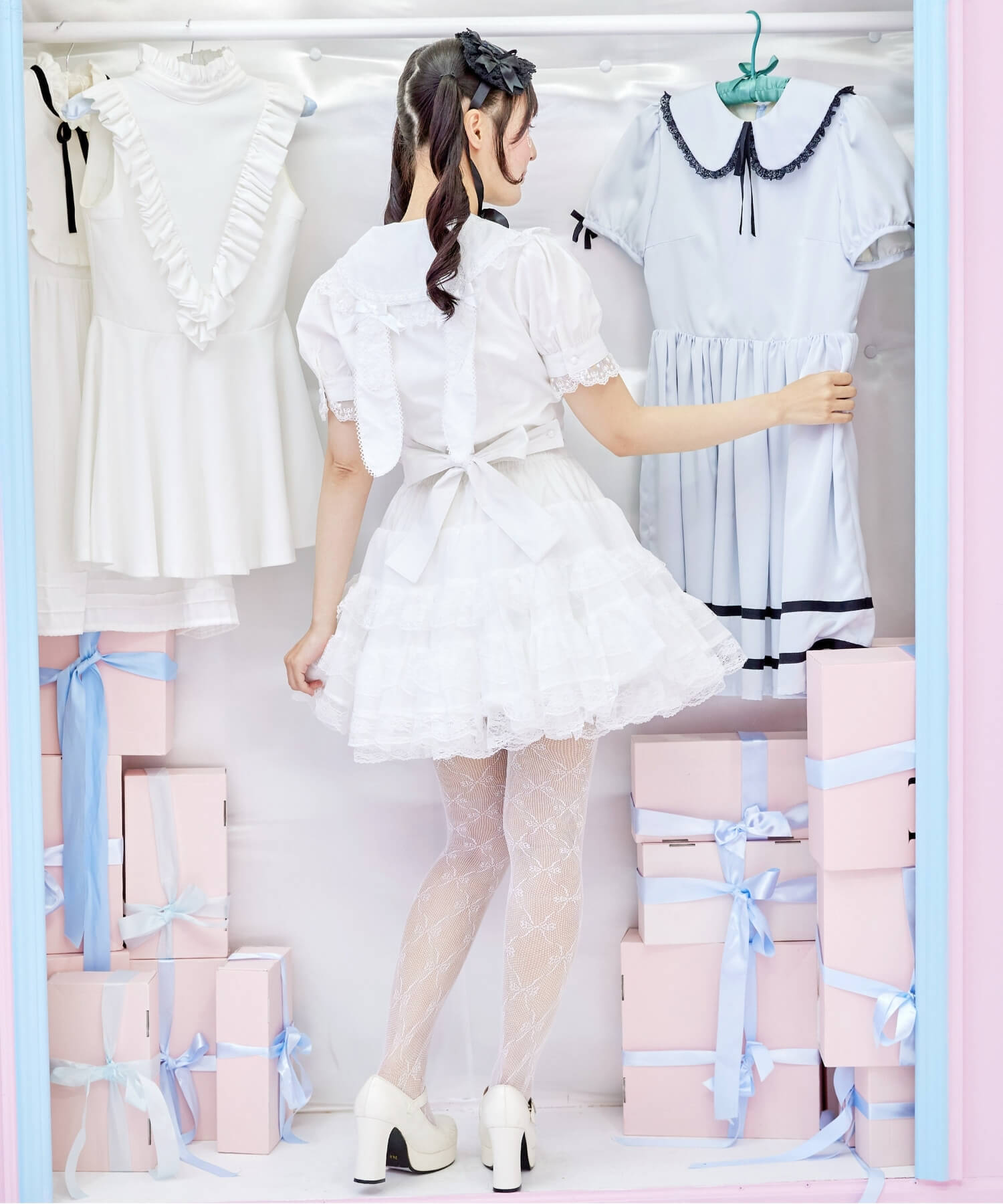 Mini length voluminous lace pannier