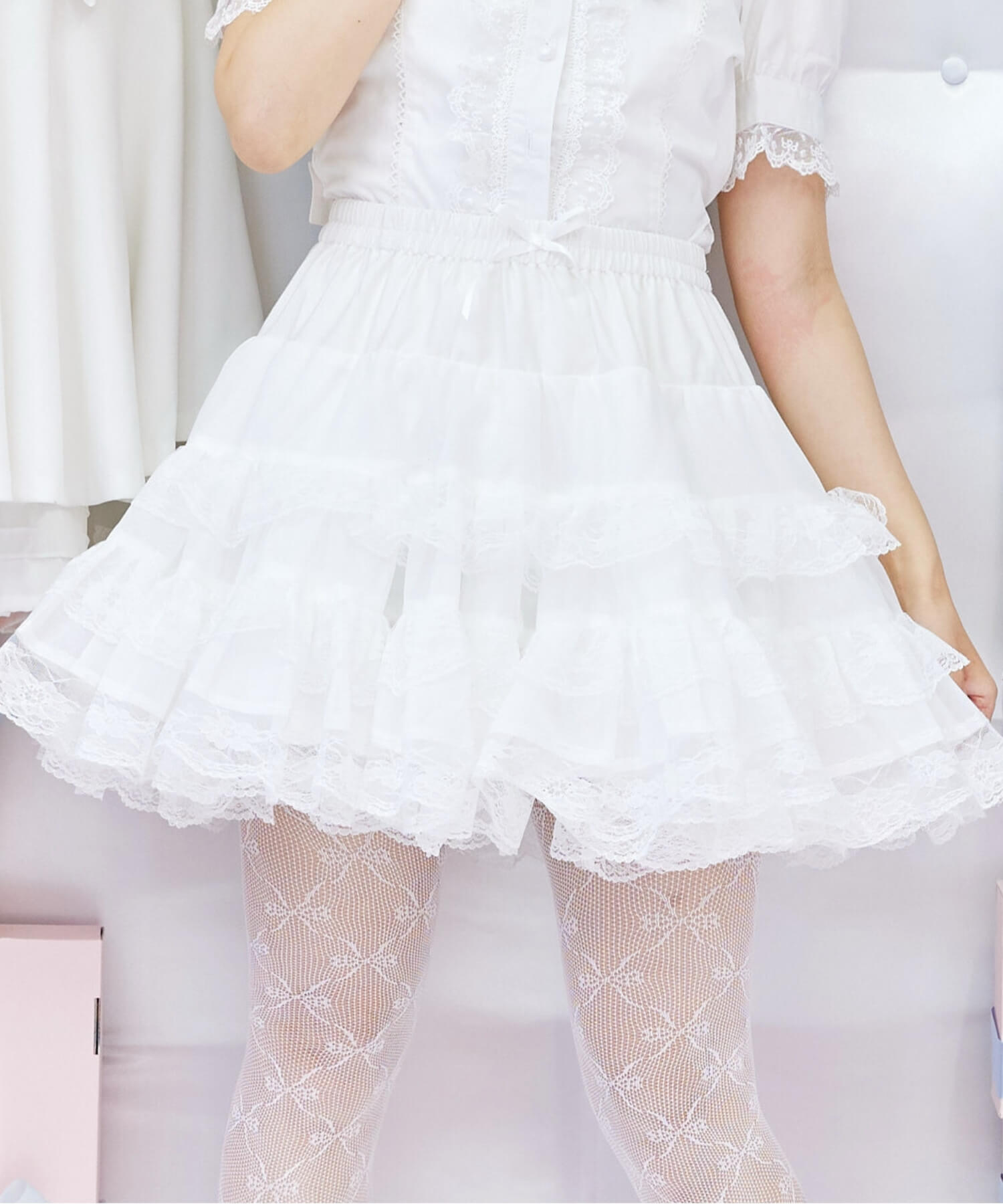 Mini length voluminous lace pannier
