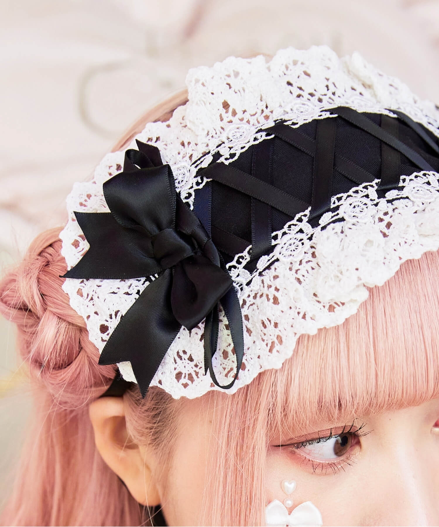 Lace-up ribbon headdress