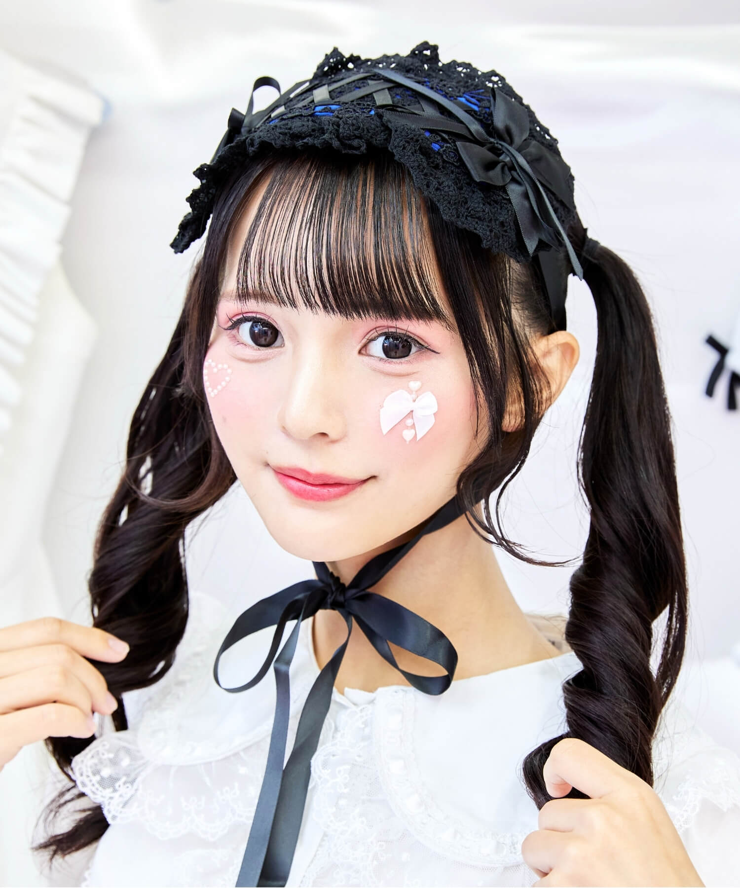 Lace-up ribbon headdress