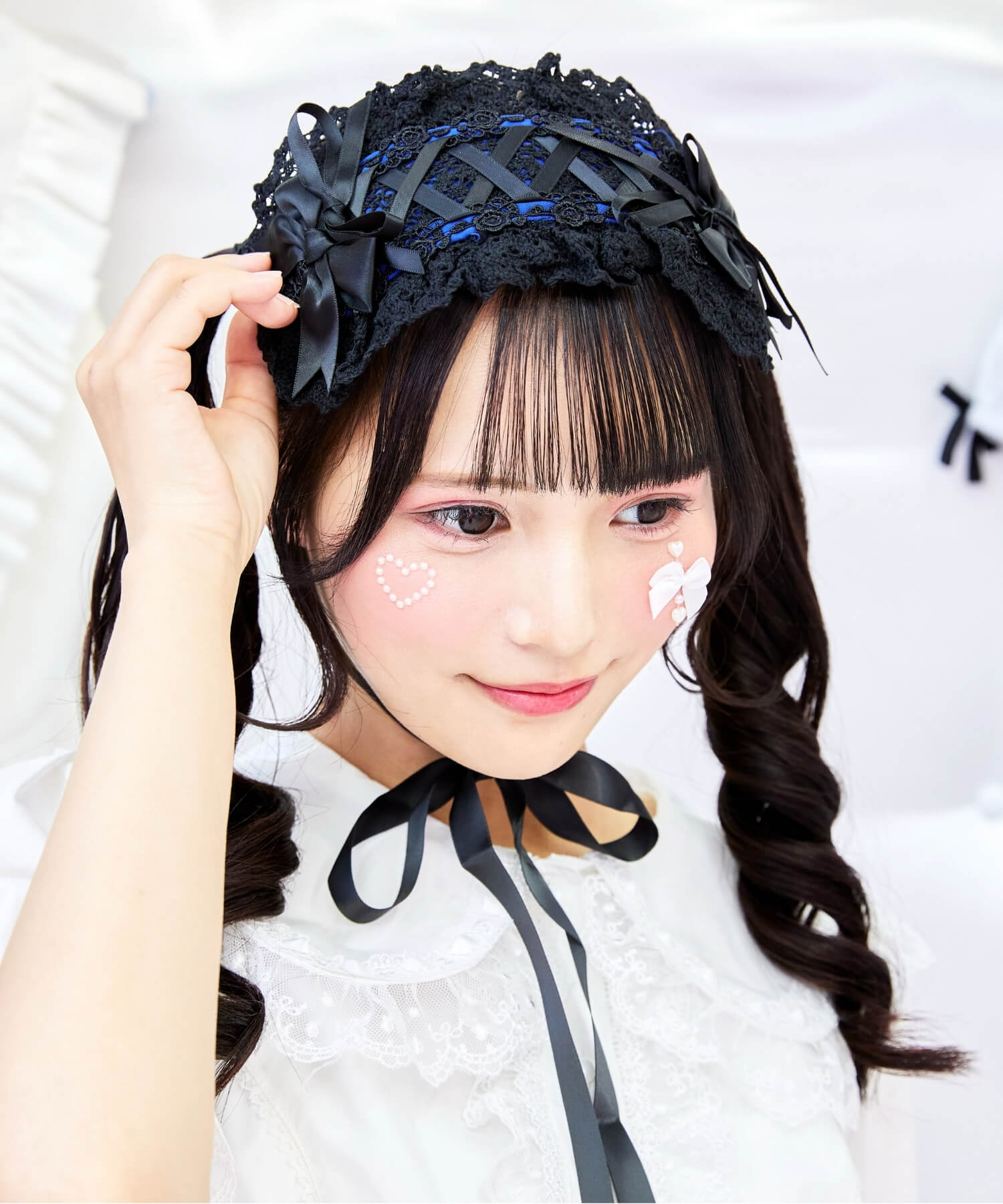 Lace-up ribbon headdress