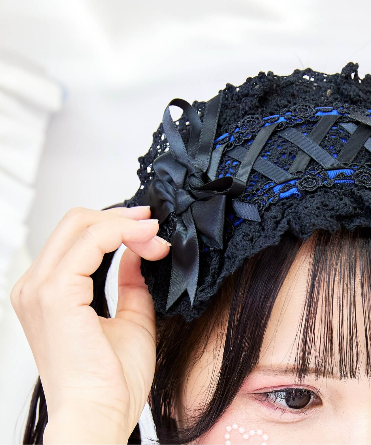 Lace-up ribbon headdress