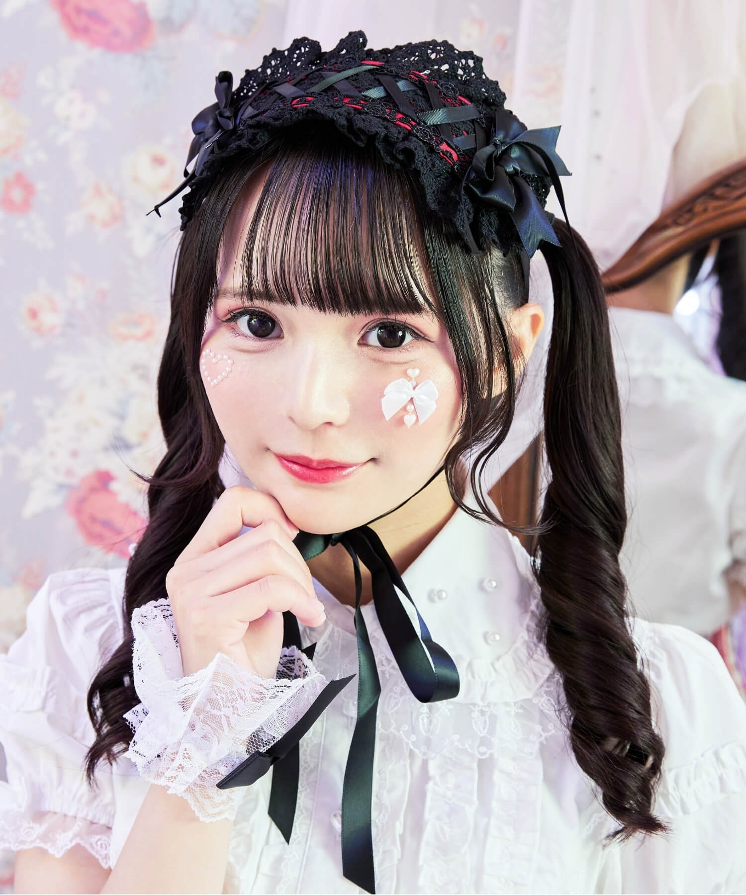 Lace-up ribbon headdress