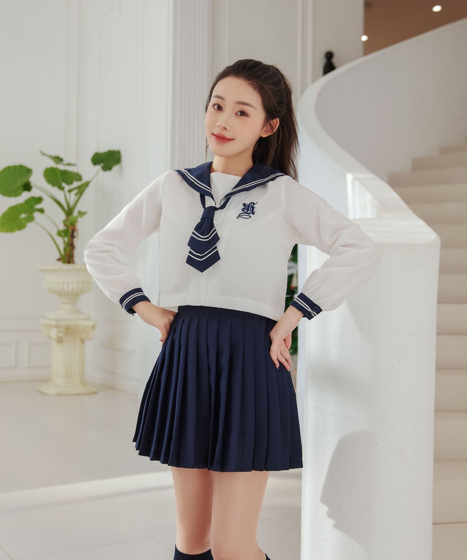 ホワイト×ネイビーのショートネクタイセーラー服