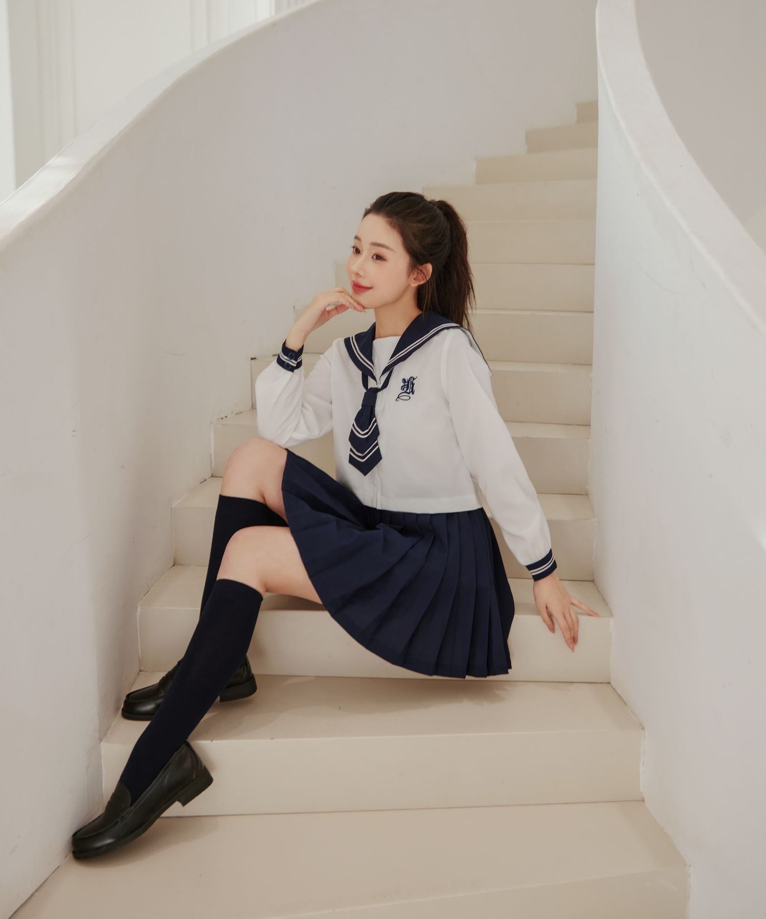 ホワイト×ネイビーのショートネクタイセーラー服